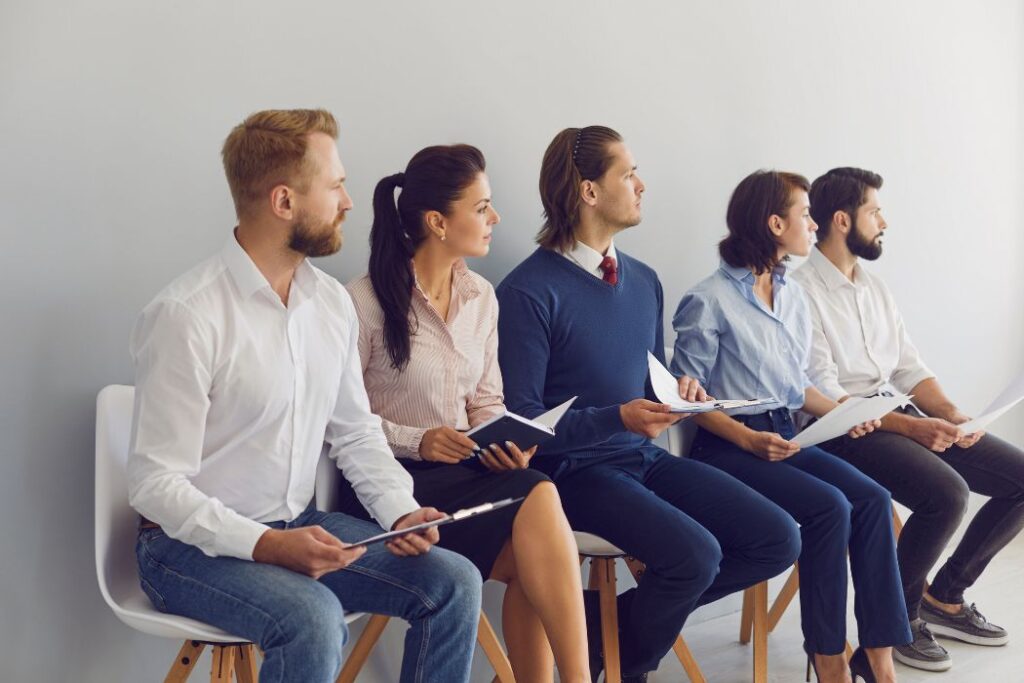Side communication recrute de nouveaux personnels