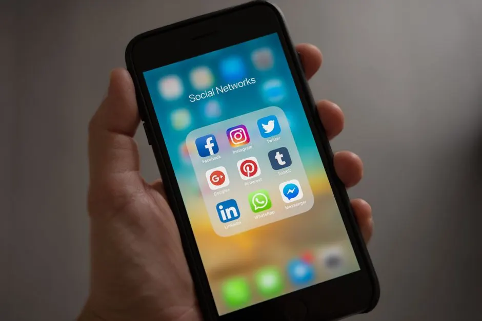 Facebook face à ses rivaux internes chez Meta : quel réseau choisir selon vos besoins