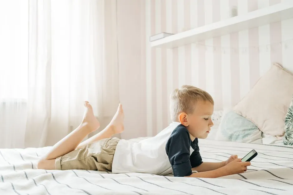 Quand un enfant passe trop de temps sur les écrans et le smartphone au quotidien