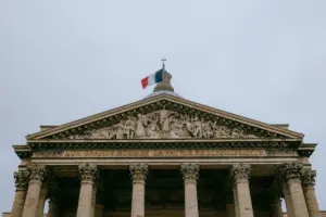 Élections législatives en France : les enjeux réels d’un scrutin qui redessine les équilibres du pouvoir