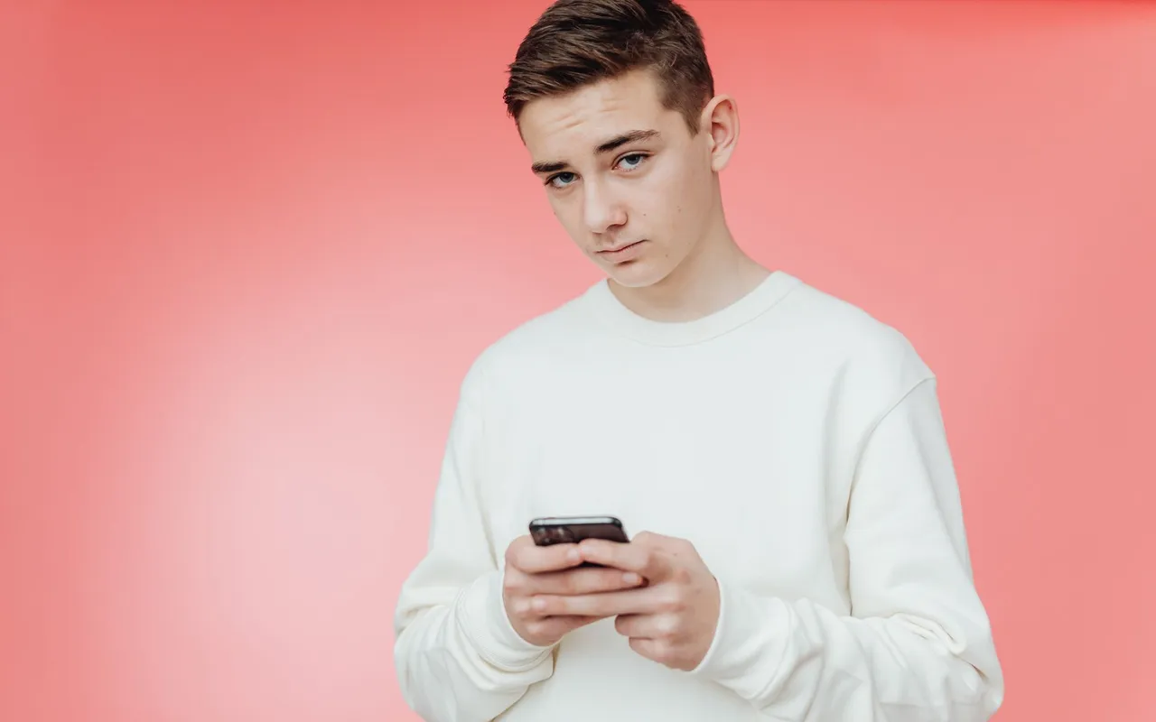 Réseaux sociaux et addiction chez les jeunes : dépendance subie ou choix assumé